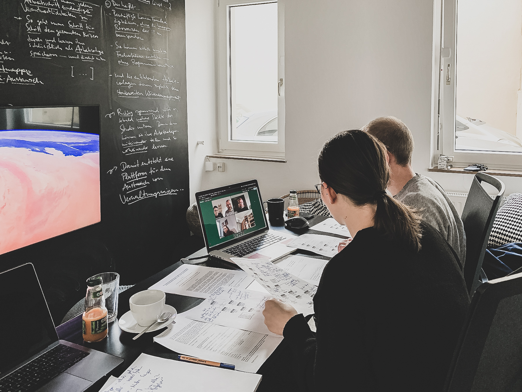 Zwei Leute sitzen arbeitend am Schreibtisch